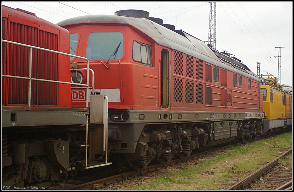 232 437-4 ist schon ziemlich ramponiert. Durch die T�r kann man das PZB90-System erkennen (NVR-Nummer 92 80 1232 437-4 D-DB, ex DR 132 437-5, gesehen Bw Cottbus 05.10.2010 - 20.09.2010 abgestellt vh; 12.10.2012 nach Espenhain �berf�hrt)