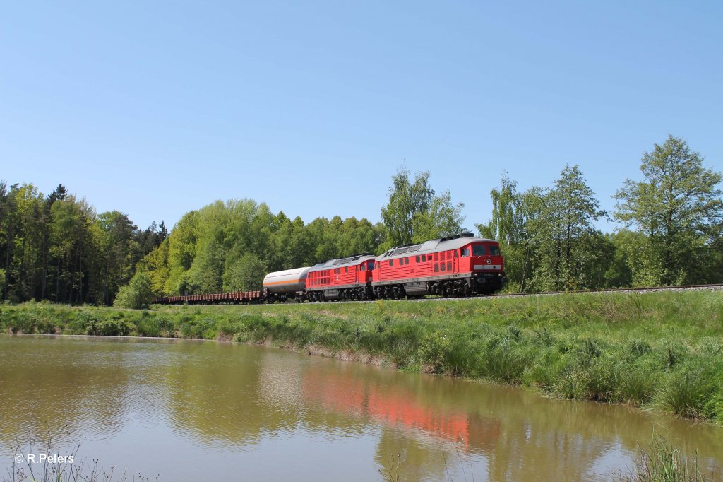 232 569-4 und 233 511-5 mit dem 45363 N�rnberg - Cheb bei Wiesau. 19.05.13