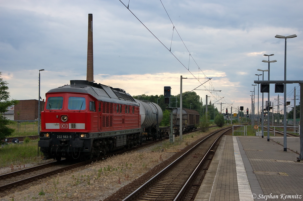 232 583-5 DB Schenker Rail Deutschland AG mit einem gemischtem G�terzug aus Brandenburg Altstadt in Rathenow und fuhr in Richtung Wustermark weiter. 11.06.2012