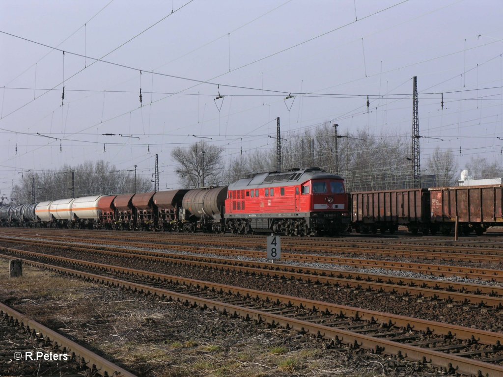 232 665-0 zieht ein langen gemischten G�terzug durch Leipzig Sch�nefeld. 12.03.11