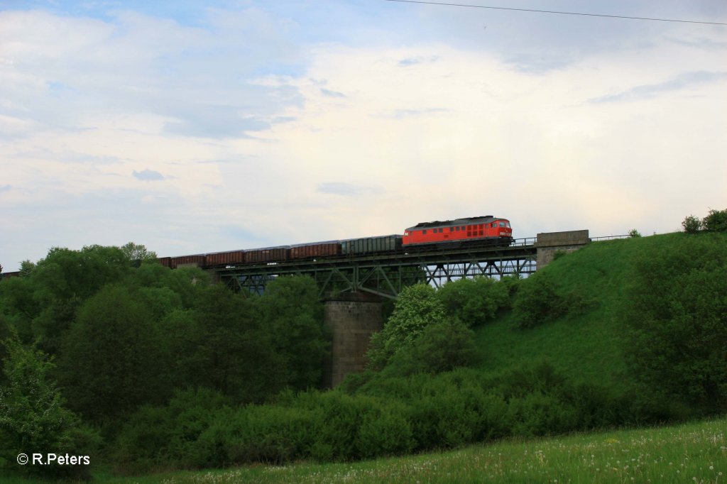 233 176-1 mit Schrottzug auf dem Viadukt bei Seu�en. 21.05.11