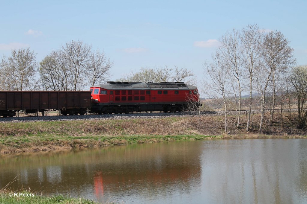 233 176-7 zieht den mit dem 45265 N�rnberg - Chep s�dlich von Wiesau. 24.04.13