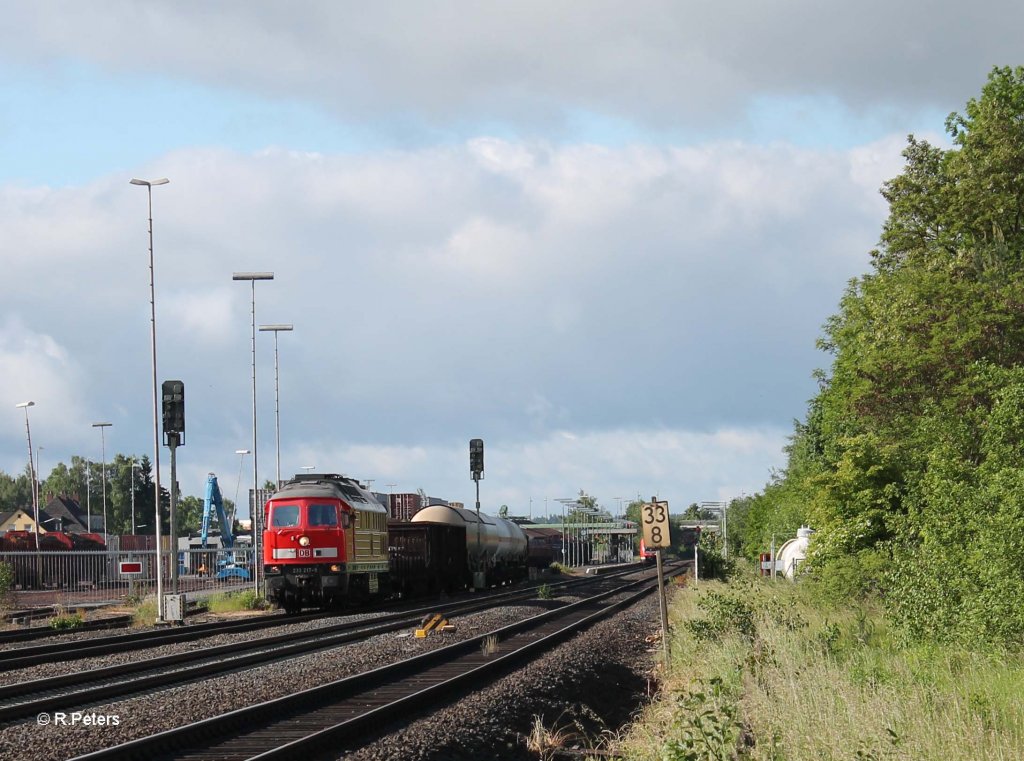 233 217-9 mit dem morgentlichen 45367 NN - Cheb beim warten auf die �berholung durch 612er mit RE und Vogtlandbahnin Wiesau. 14.06.13
