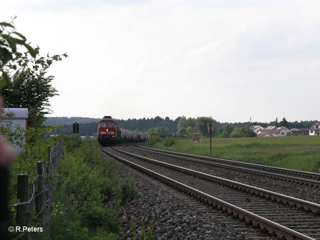 233 233-6 mit einem Umleiterg�terzug bei Zeitlarn. 29.05.10