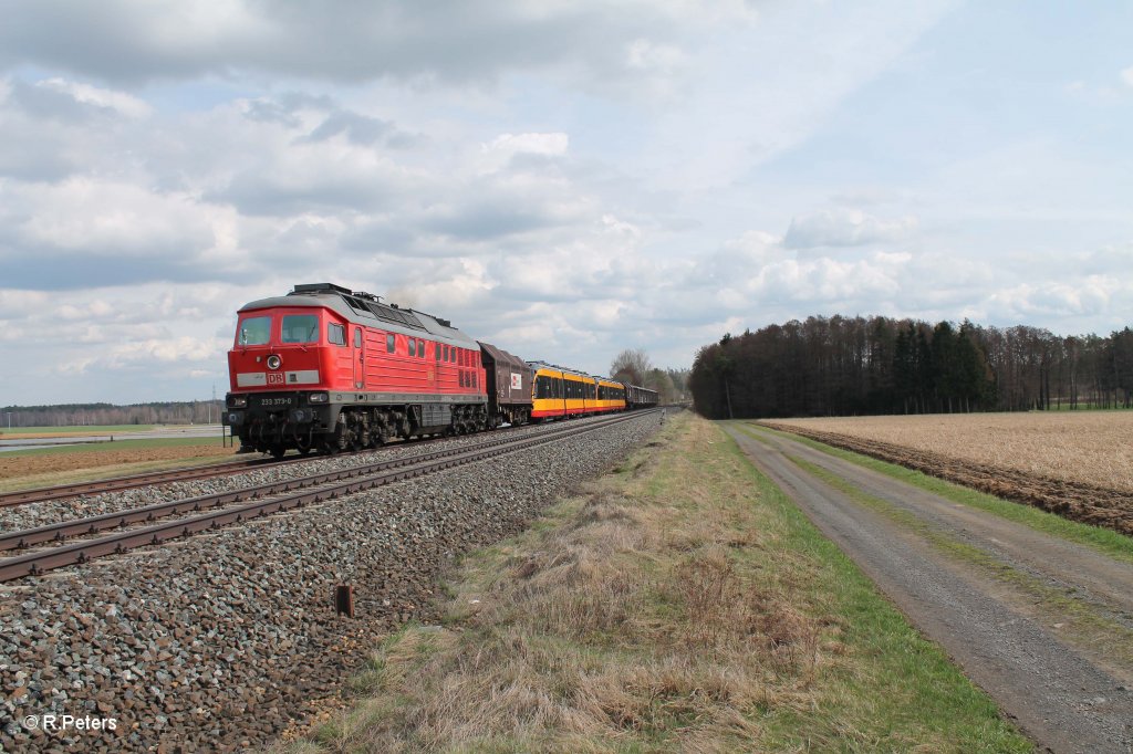 233 373-0 mit dem 48984 Stra�enbahnwagen-�berf�hrung von Wien nach Bautzen bei Oberteich. 17.04.13