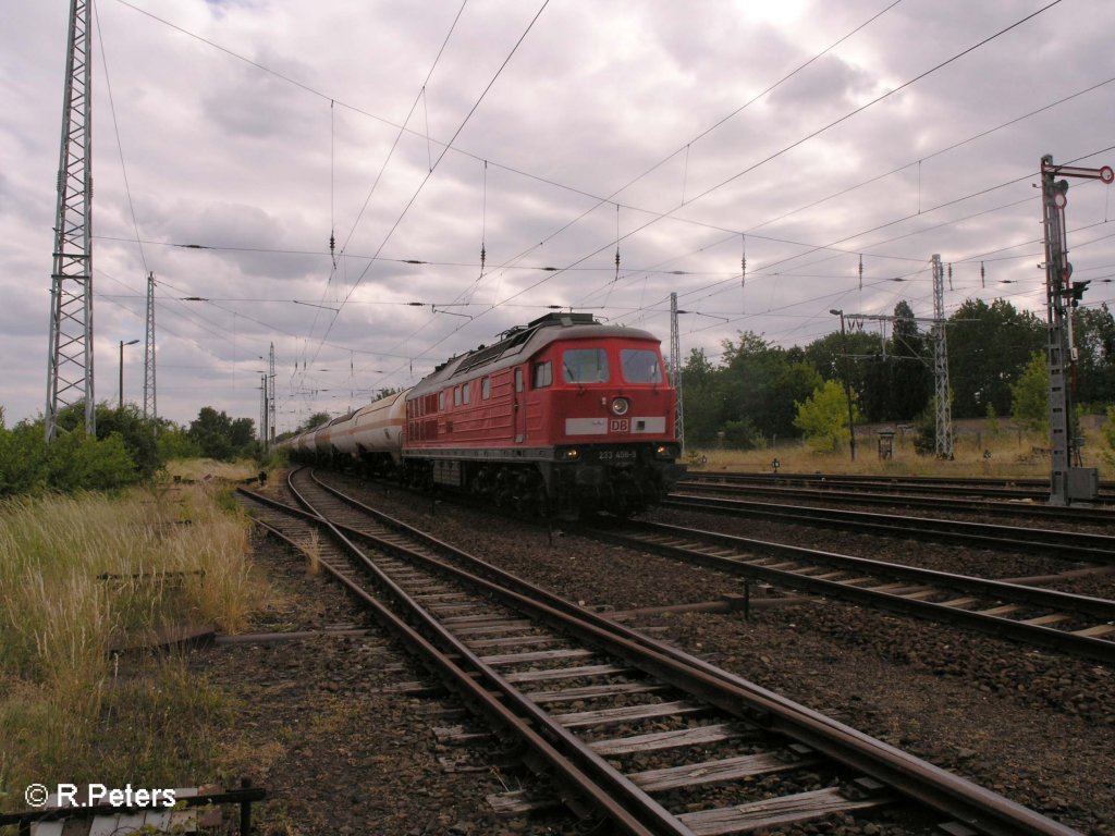 233 458-9 f�hrt in Eisenh�ttenstadt mit ein Gas-Kesselzug ein. 11.06.08