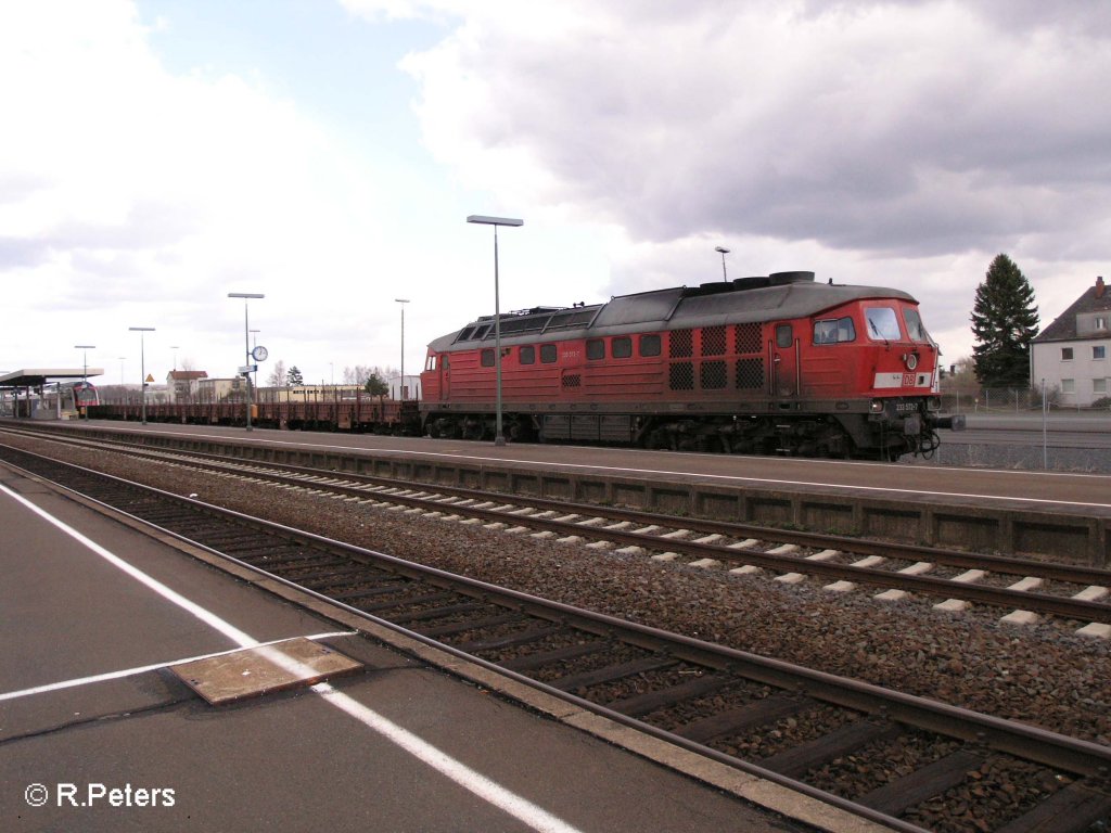 233 572-7 steht in Wiesau/Oberpfalz mit einer SBB S-Bahn �berf�hrung bereit. 13.04.08