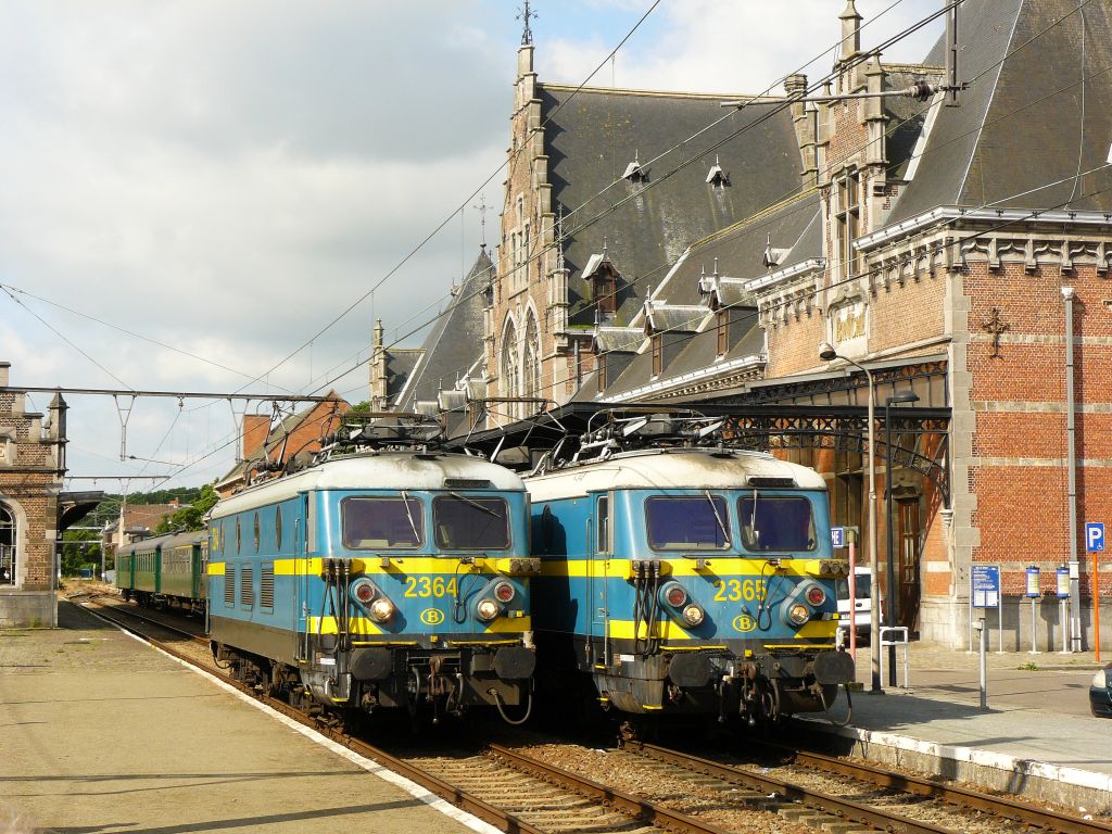 2364 und 2365. Abschied reeks 23 (Baureihe23). Binche 23-06-2012.
Lokomotieven 2364 en 2365 tijdens de afscheidsrit van de reeks 23. Binche 23-06-2012.