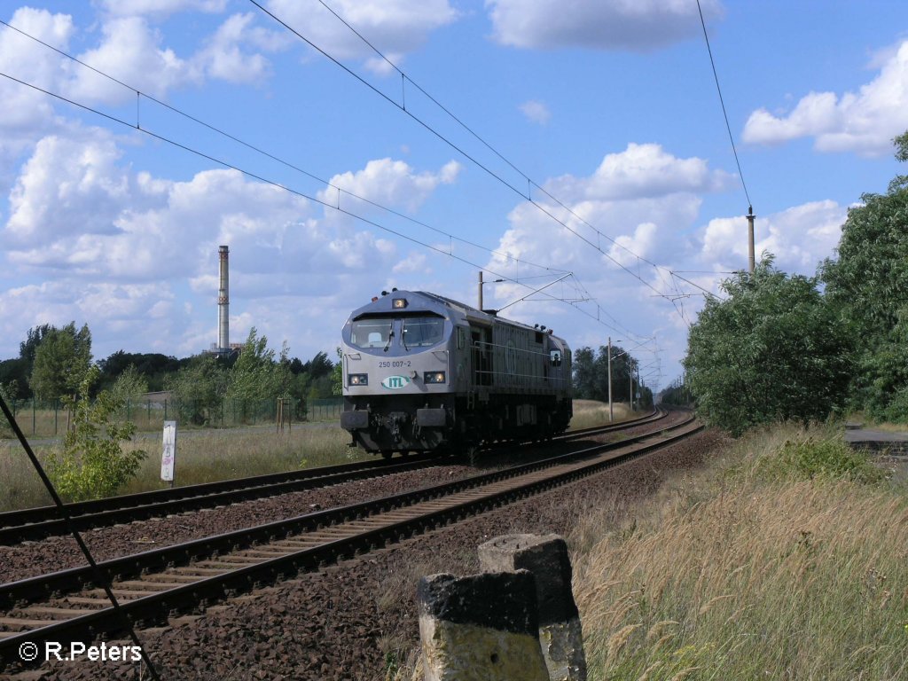 250 007-2 erreicht gleich Solo Eisenh�ttenstadt auf dem Weg nach Cottbus. 13.08.08