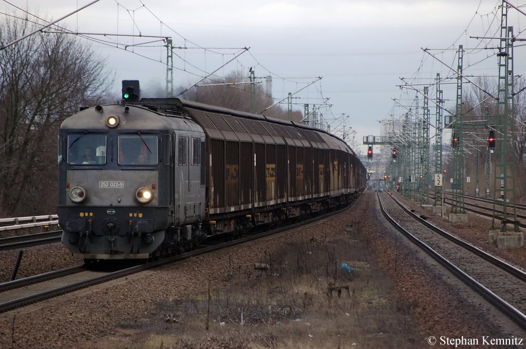 252 022-9 von der CTL Logistik GmbH mit einen G�terzug in Berlin Jungfernheide in Richtung Berlin Spandau. 18.01.2011