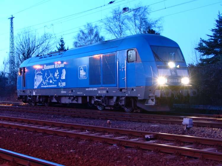 253 015-8 von Eisenbahn-Bau-und Betriebsgesellschaft Pressnitztalbahn(PRESS)kurz nach der Ankunft im Bahnhof Rostock-Bramow.sie hat anschliessend den Holzzug nach Stendal-Niedergrne bespannt.(19.03.2011)