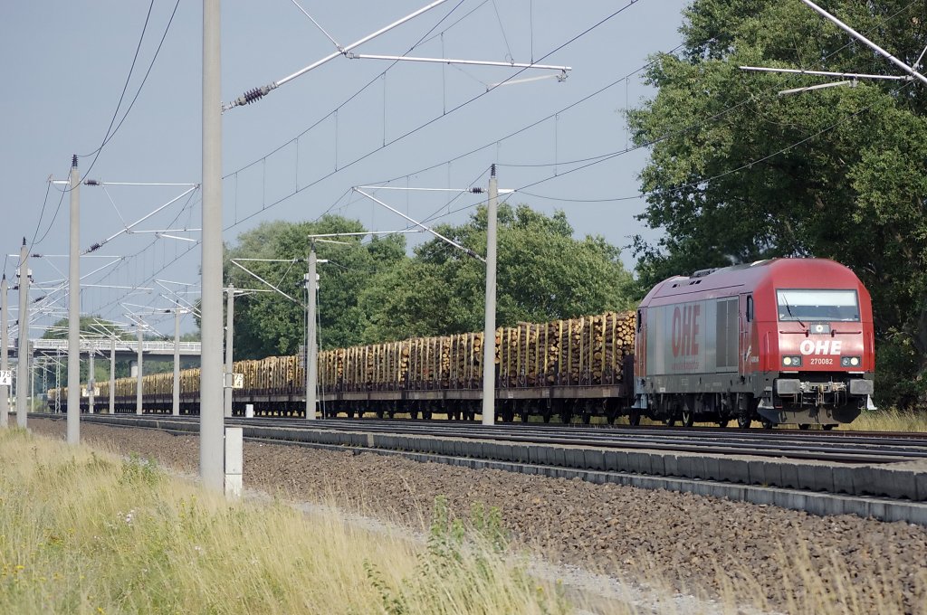 270082 (223 103-3) der OHE mit einem Holzzug in Richtung Stendal. 04.08.2010