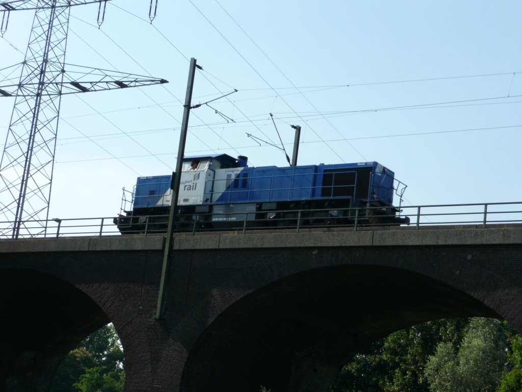 275 107 (92 80 1275 107-1 D-DPR), eine MAK G1206 der duisport rail bef�hrt am 04.08.2009 den Hochfelder Viadukt in Duisburg.