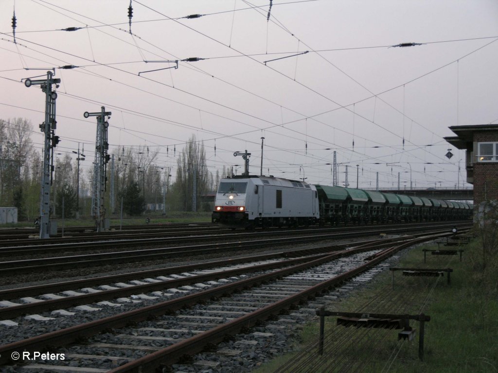 285 104-5 mit Schotterzug in Eisenh�ttenstadt.17.04.11
