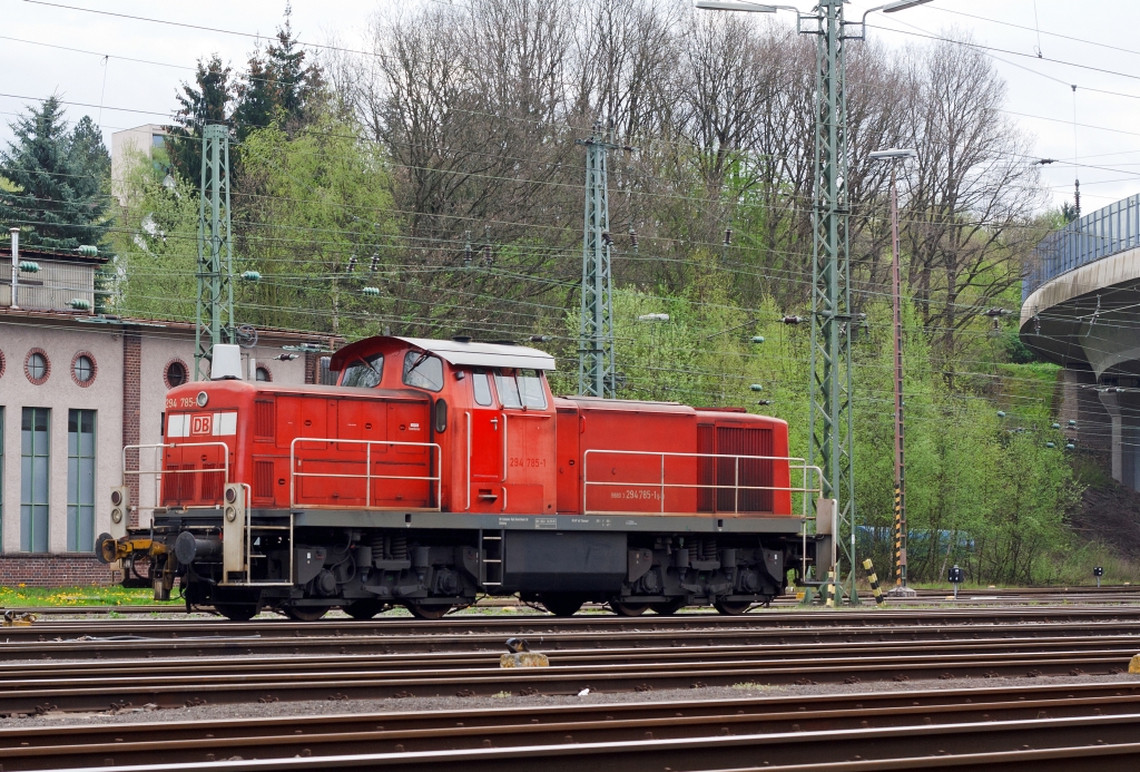 294 785-1 (V 90 remotorisiert) der DB Schenker Rail am 30.04.2012 abgestellt im Rangierbahnhof Kreuztal.
Die V 90 wurde 1972 bei MaK unter der Fabriknummer  1000585 gebaut und als 290 285-6 an die DB geliefert. 1996 erfolgte der erste Umbau und Umzeichnung in 294 285-2, 2002 die Remotorisierung mit MTU-Motor 8V 4000 R41 und Umzeichnung in 294 785-1.
