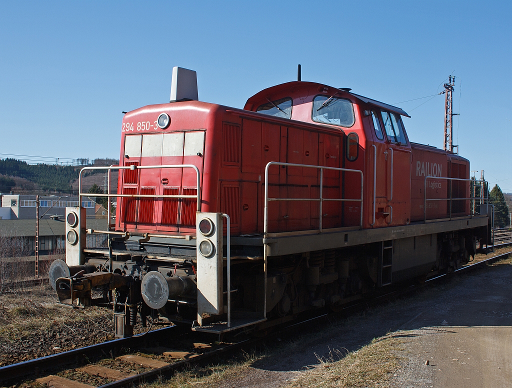 294 850-3 (V 90 remotorisiert) der  DB Schenker Rail Deutschland AG am 07.03.2011 in Kreuztal am Ablaufberg. Die Lok wurde 1973 bei MaK gebaut (Fabr.-Nr. 1000625), 2006 erfolgte die Remotorisierung mit MTU-Motor 8V 4000 R41 und Umbezeichnung.