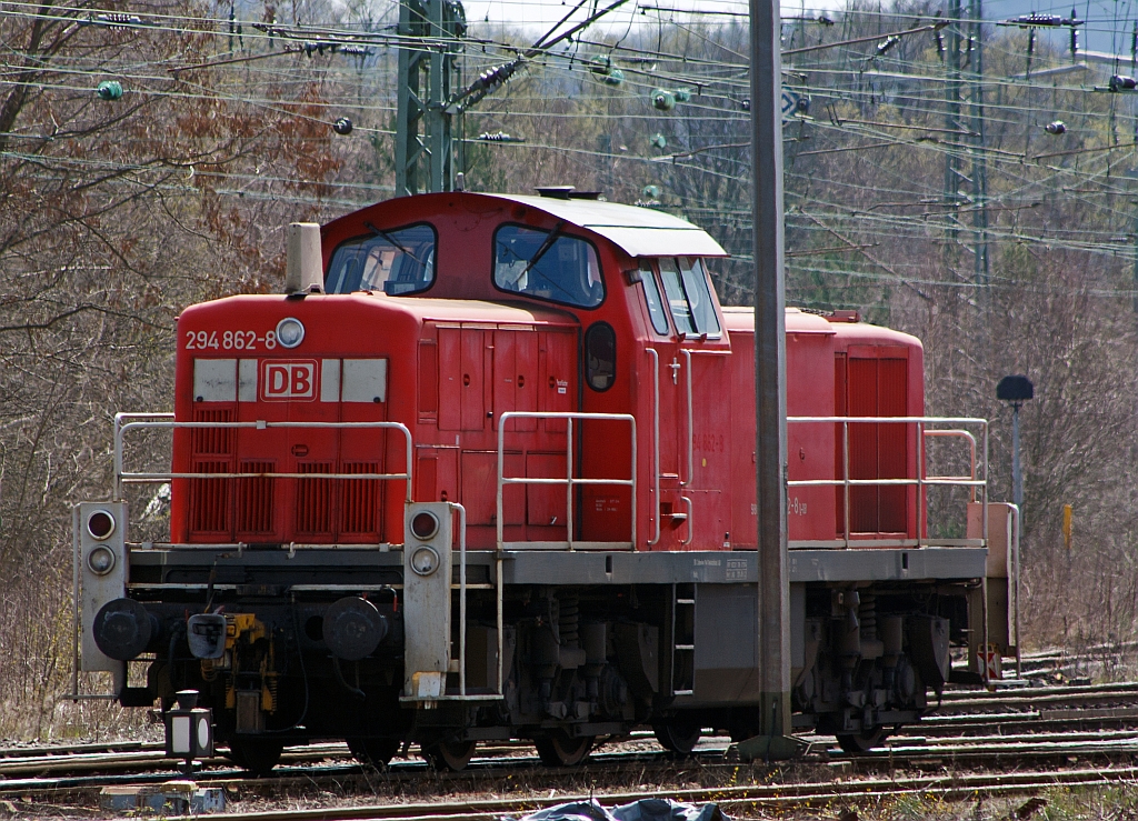 294 862-8 (V90 remotorisiert)  der DB Schencker Rail abgestell am 08.04.2012 in Dillenburg. Die Lok wurde 1973 bei MaK unter der Fabriknummer 1000637  als 290 362-3 fr die DB gebaut, 1997 Umzeichnung in 294 362-9, 2008 Remotorisierung mit MTU-Motor und Umzeichnung in 294 862-8.