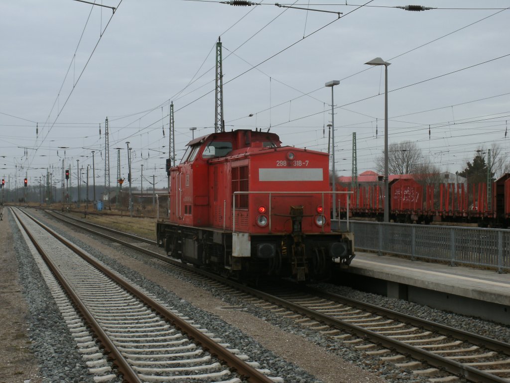 298 318-7 mu�te,am 09.M�rz 2012,auf dem Weg von Mukran nach Stralsund,in Bergen/R�gen vor dem Ausfahrsignal warten,weil der Blockabschnitt bis Samtens noch nicht frei war.