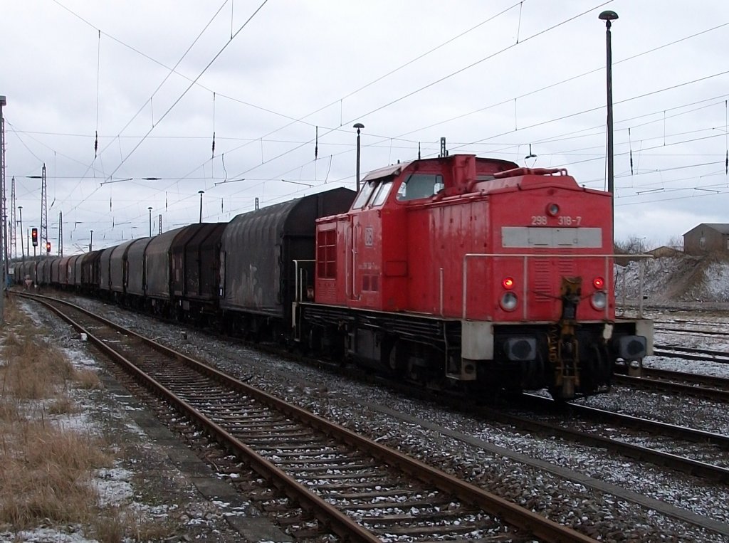 298 318 lief am 26.Januar 2011 von Mukran bis Stralsund am Schlu� mit,als ich die Lok am Schlu� in Bergen/R�gen noch fotografierte.