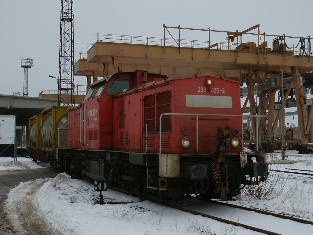 298 325-2 holte,am 14.Februar 2012,einen Tankcontainerwagen vom Anschlu� Gasstation in Mukran ab.