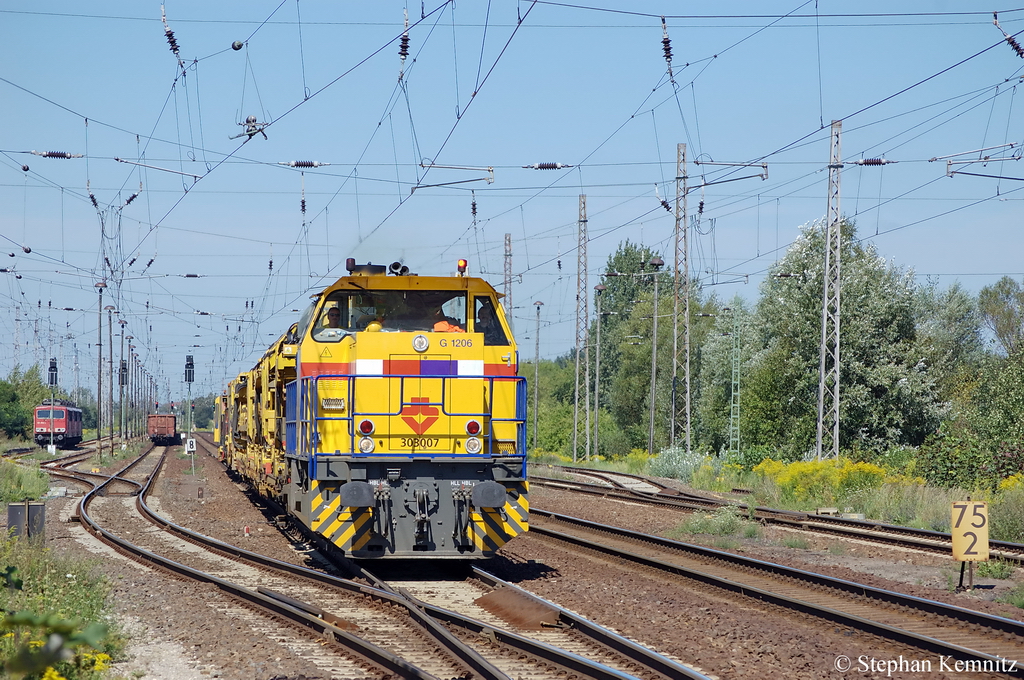 303007 (275 307-1)  Demi  der Strukton Railinfra Materieel B.V., 's mit einem Bauzug in Priort Richtung Golm unterwegs. Netten Gru� zur�ck! 20.08.2011