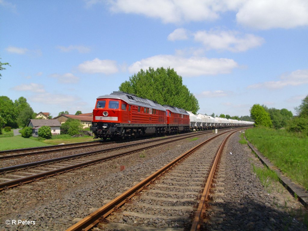 315 und 314 mit umgeleiteten Zementzug nach Regensburg Ost bei Sch�nfeld. 04.06.10