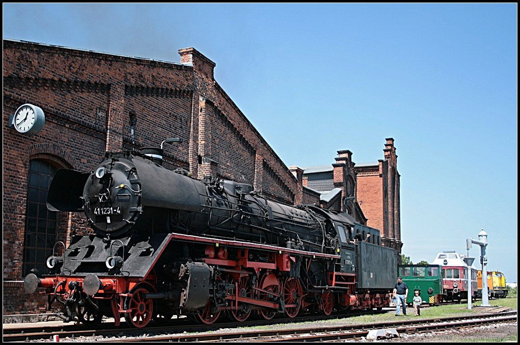 41 1231-4 steht ausgestellt an der Seite des Lokschuppens (NVR-Nummer 90 80 0 041 231-6 D-EFSFT, ex DR, Dampflokfest im Traditionsbahnbetriebswerk Sta�furt, gesehen Sta�furt-Leopoldshall 05.06.2010)