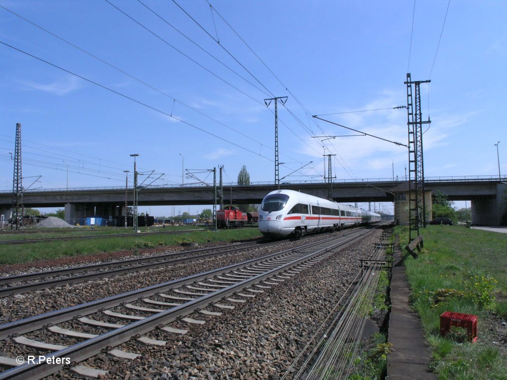 411 013-6  Hansestadt Stralsund  f�hrt an Regensburg Ost als ICE26 Wien-Dortmund. 29.04.10