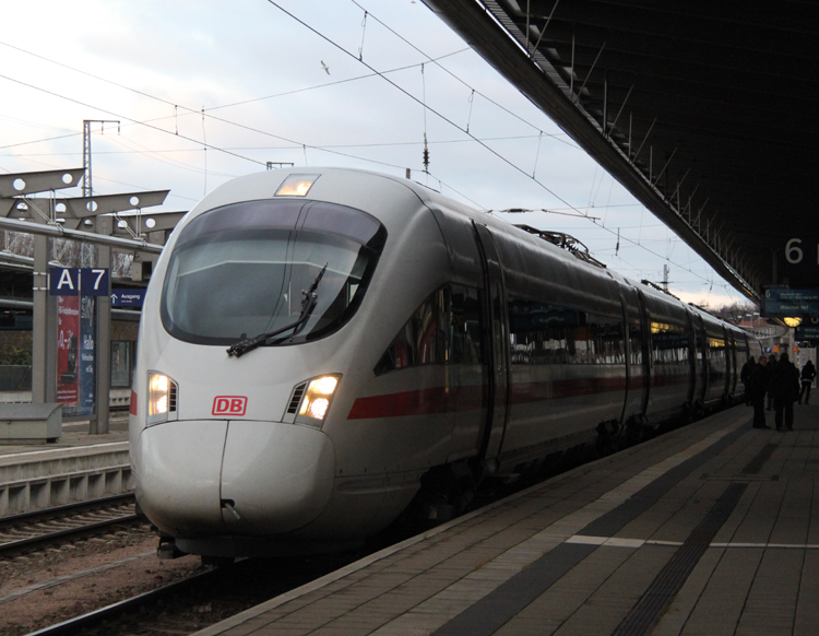 411 019-3 als ICE 1611 von Warnemnde nach Mnchen Hbf kurz vor der Abfahrt nach Warnemnde im Rostocker Hbf.17.12.2011 