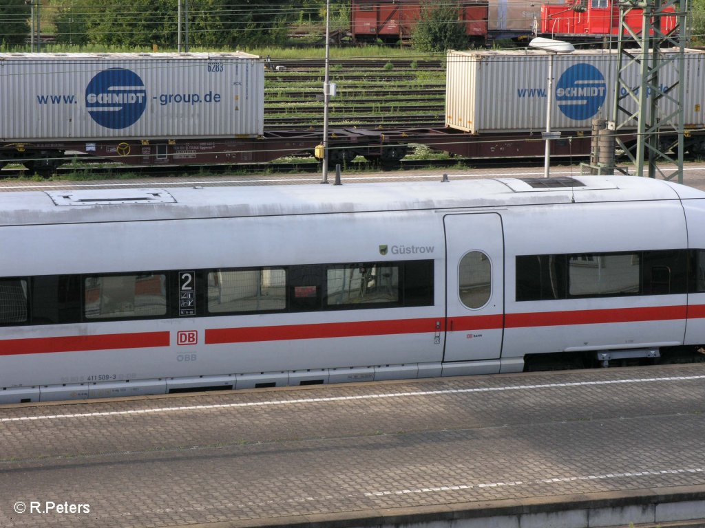 411 509  G�strow  steht in Plattling auf den Weg nach Wien. Detailaufnahme. 08.08.09