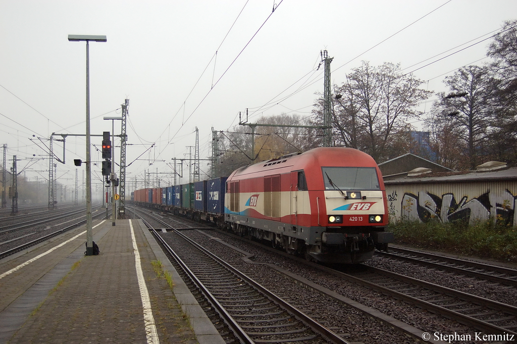 420 13 (223 033-2) der EVB - Eisenbahnen und Verkehrsbetriebe Elbe-Weser GmbH mit Containerzug in Hamburg-Harburg. 10.11.2011