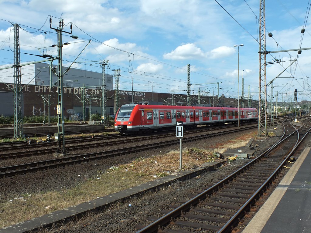 422 077 f�hrt am 3.8.13 in D�sseldorf Hauptbahnhof ein. Auch an Samstagen ist ein Einzel-422 auf der S8 eine bisweilen  kuschelige  Angelegenheit.
S8 -> M�nchengladbach