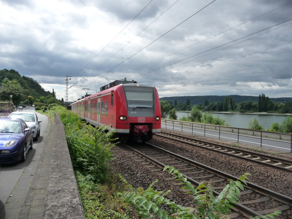 425 102 am 08.08.2012 bei Linz am Rhein.
RE8 -> M�nchengladbach Hauptbahnhof