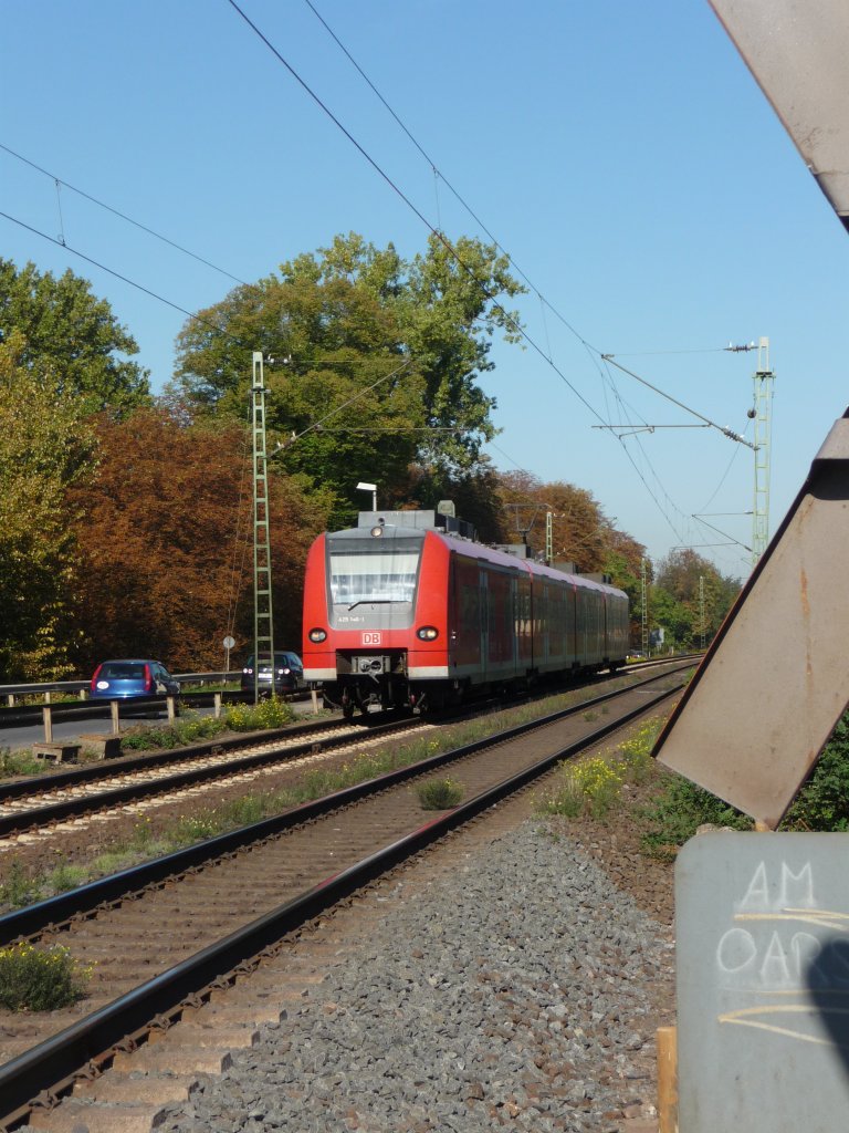 425 140 am 02.10.2011 im Rheintal, irgendwo bei Leutesdorf, oder, wie die R�ckseite des Verkehrsschildes andeutet:  am oarsch .