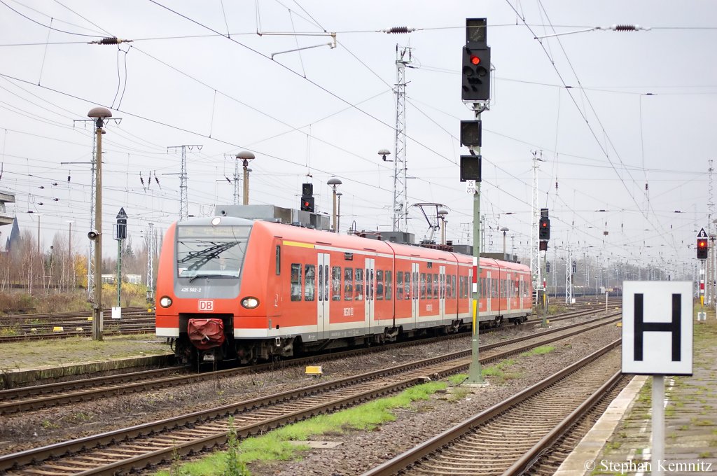 425 502-2 als RB (RB 36815) nach Sch�nebeck-Salzelmen bei der Einfahrt in den Bahnhof Stendal. 24.11.2010