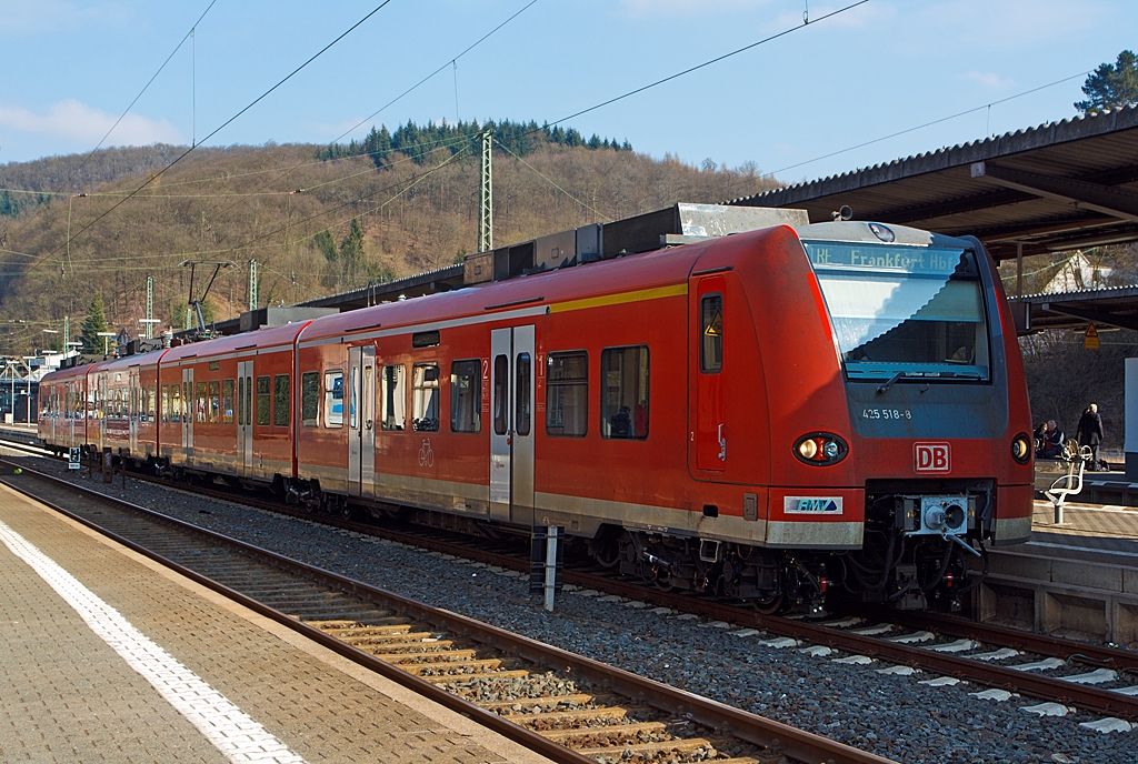 425 518-8 /018-x steht als RE (Mittelhessen-Express) nach Frankfurt am Main am 02.04.2013 im Bahnhof Dillenburg zur Abfahrt bereit.

Die Triebwagen der Baureihen 425 und 426 des Konsortiums Siemens Transportation Systems/Bombardier/DWA sind leichte Elektro-Gliedertriebzge fr S-Bahn- und Regionalverkehr. Sie sind nahezu baugleich mit der Baureihe 424, die im hannoverschen S-Bahnnetz eingesetzt wird. Mit der hochflurigen und uerlich sehr hnlichen reinen S-Bahn-Baureihe 423 gibt es dagegen nur wenige technische Gemeinsamkeiten.

Hier die BR 425 ist ein vierteiliger Triebzug, wobei die Mittelwagen als BR 435 eingereiht sind. Dagegen die BR 426 sind zweiteige Triebzge.

Technische Daten:
Achsformel: Bo'(Bo)(2)(Bo)Bo'
Spurweite: 1435 mm (Normalspur)
Lnge ber Scharfenbergkupplung: 67.500 mm
Leergewicht: 114,0 t
Hchstgeschwindigkeit: 160 km/h (da aus 1. Serie) 
Stundenleistung: 2350 kW
Beschleunigung: 1,0 m/s
Motorentyp: Drehstrom-Asynchron
