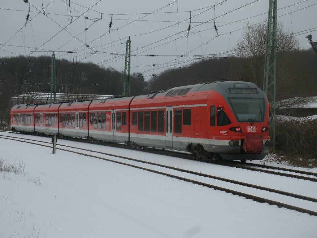 429 027-6 wartete nach der Ankunft aus Stralsund,am 29.Mrz 2013,in Bergen/Rgen auf Rangierfahrsignal vom Fdl.