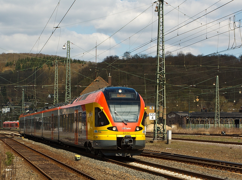 429 542 ein 5-teiliger Flirt der HLB (Hessische Landesbahn) als RE 40 Siegen-Gieen, hier hat er am 08.04.2012 den Bahnhof Dillenburg verlassen und fhrt weiter Richtung Gieen.