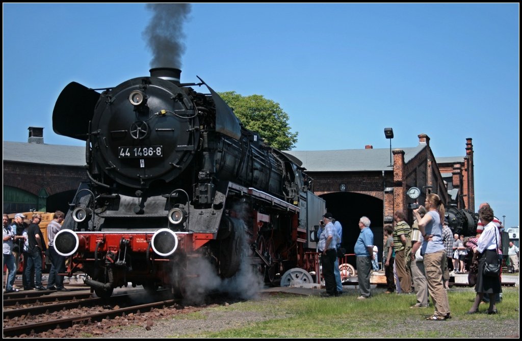 44 1486-8 fhrt gerade von der Drehscheibe herunter (Dampflokfest im Traditionsbahnbetriebswerk Stafurt, gesehen Stafurt-Leopoldshall 05.06.2010)