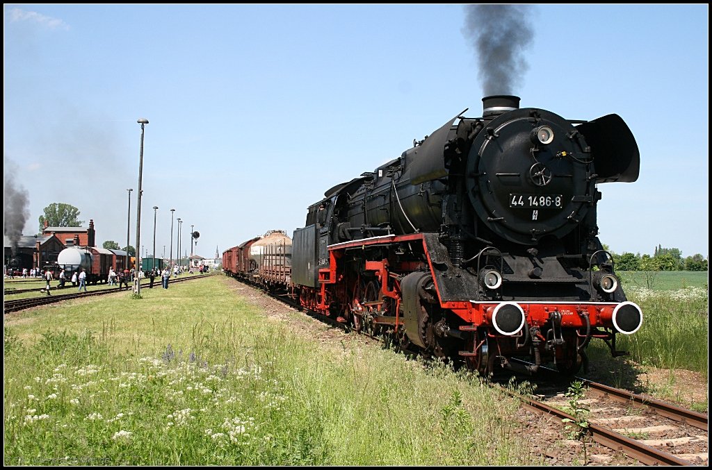 44 1486-8 mit dem Fotog�terzug (NVR-Nummer 90 80 0 044 486-3 D-EFSFT, Dampflokfest im Traditionsbahnbetriebswerk Sta�furt, gesehen Sta�furt-Leopoldshall 05.06.2010)
