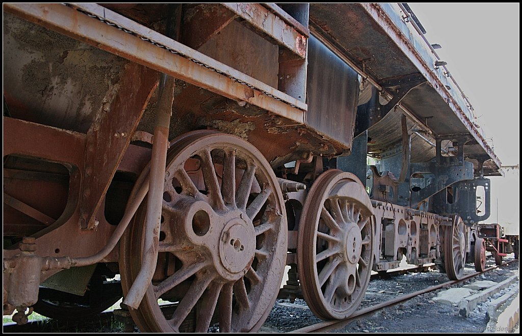 44 2663-1 gew�hrt unfreiwillig seltene Einblicke (Dampflokfest im Traditionsbahnbetriebswerk Sta�furt, gesehen Sta�furt-Leopoldshall 05.06.2010)