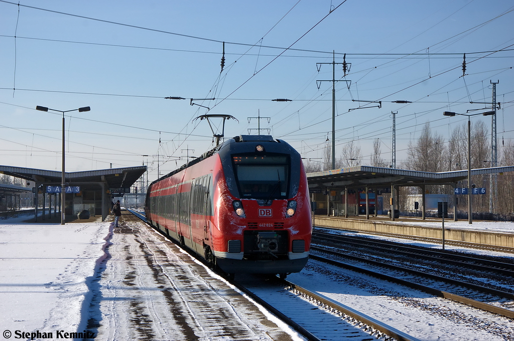 442 324/824 als RE7 (RE 18255) von Wnsdorf-Waldstadt nach Berlin Zoologischer Garten, bei der Ausfahrt aus Berlin-Schnefeld Flughafen. 07.12.2012