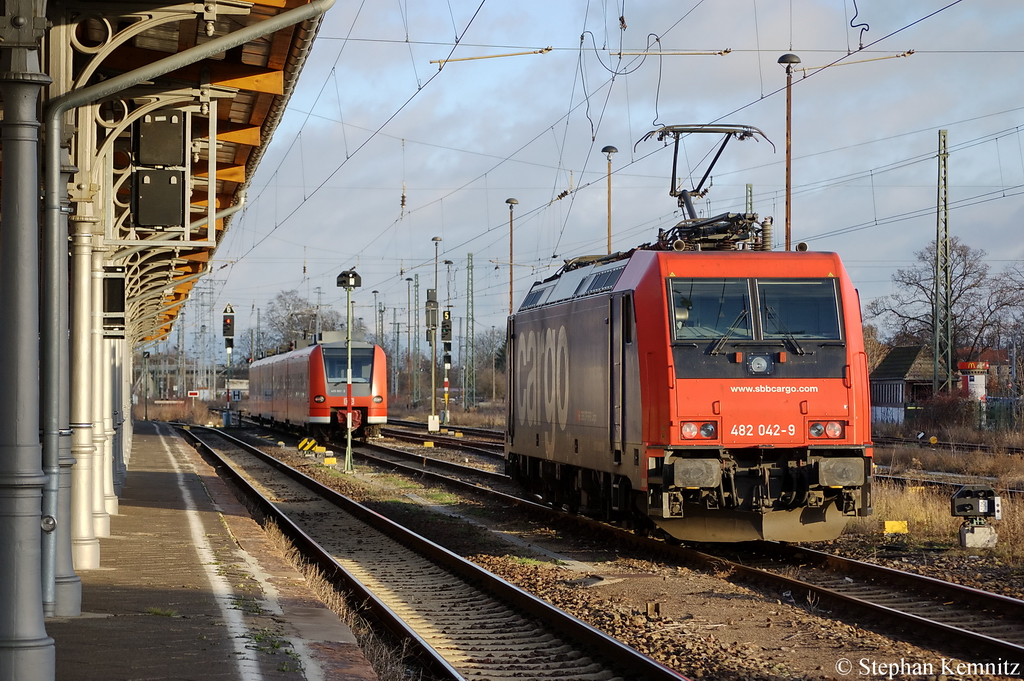 482 042-9 SBB Cargo fr HSL Logistik GmbH fhrt in Stendal in die Abstellung. 17.12.2011