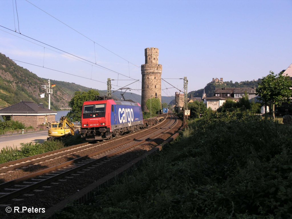 482 042-9 verl�sst Oberwesel mit ein Containerzug richtung Koblenz. 24.07.08