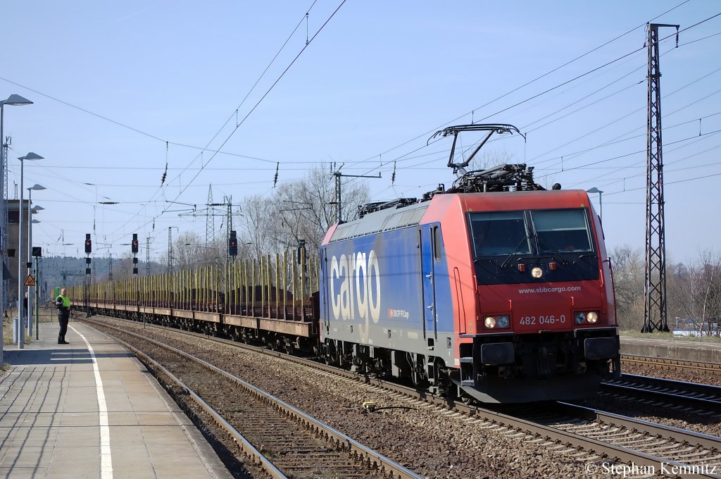 482 046-0 SBB Cargo die fr Raildox fhrt mit leeren Holzzug in Saarmund. 29.03.2011