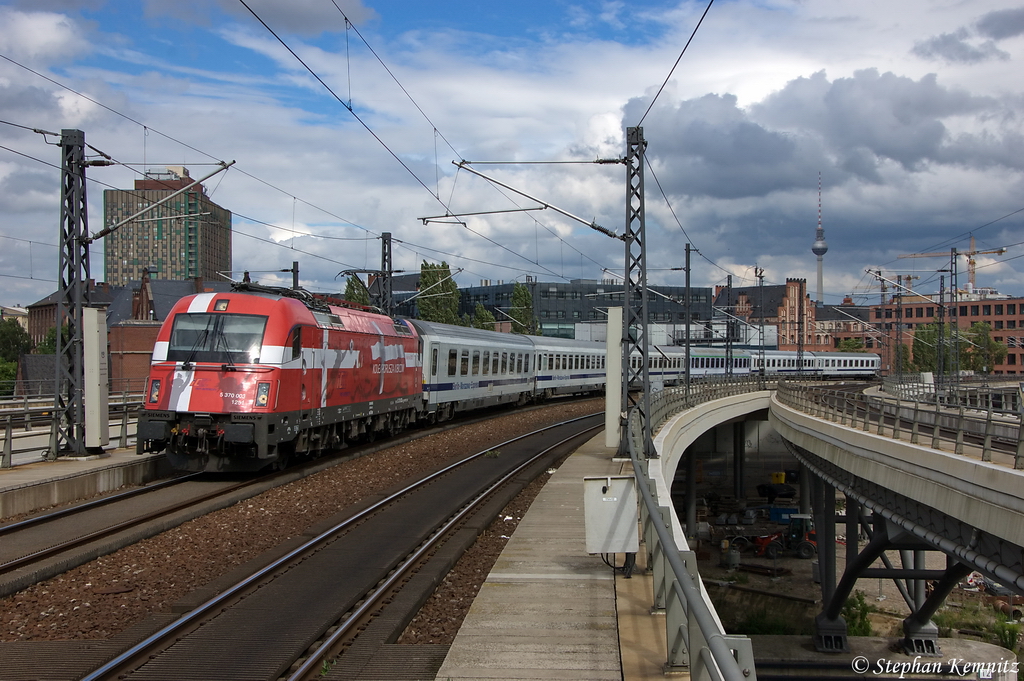 5 370 003  D�nemark  mit dem EC 44  Berlin-Warszawa-Express  von Warszawa Wschodnia nach Berlin Hbf, bei der Einfahrt in den Berliner Hbf. Wegen einem umgest�rzter Baum im Gleis hatte der Zug hier eine Versp�tung von 80min gehabt. 14.07.2012