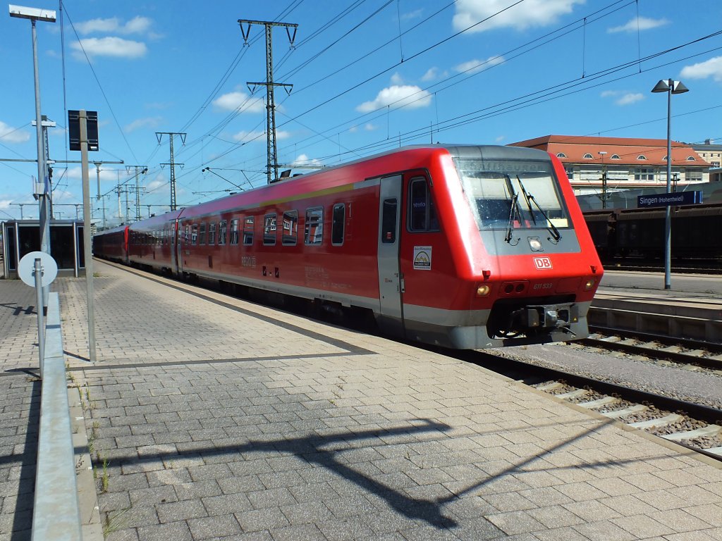 611 033 verl�sst am 31.7.13 den Bahnhof Singen nach Schaffhausen.