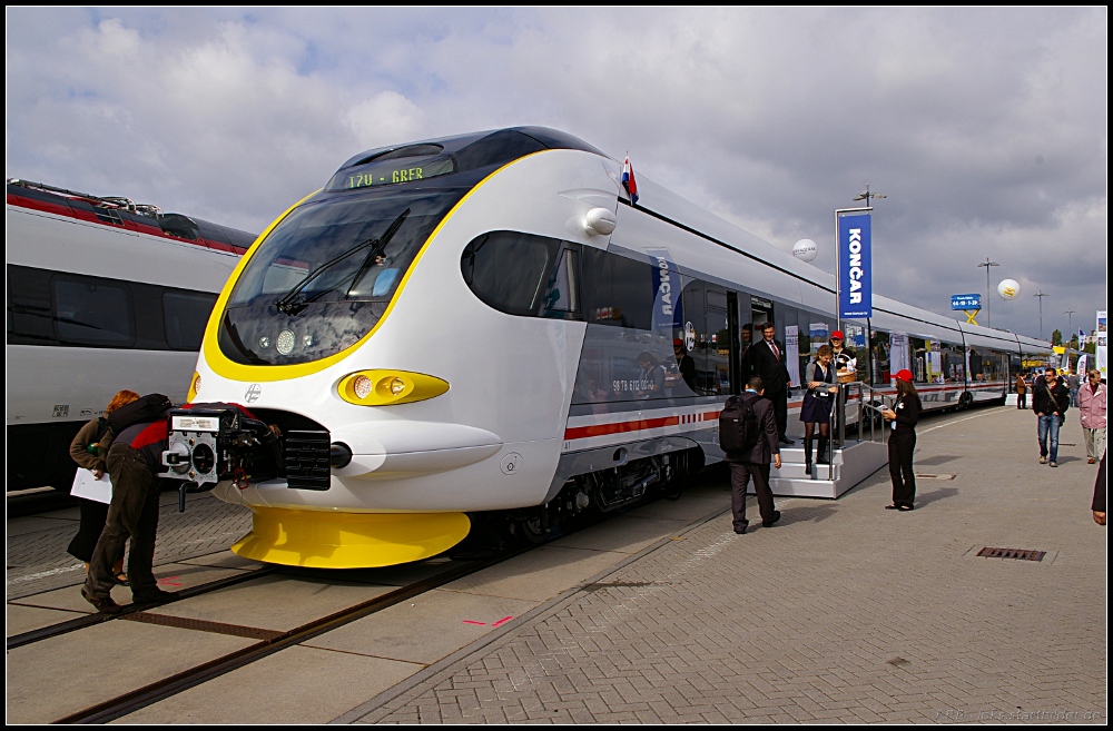 6112 001-0 ist ein vierteiliger Niederflur-Elektrotriebzug des Kroatischen Herstellers Koncar. Er besitzt eine Einstiegshhe von 550mm, ist vollklimatisiert, Hchstgeschwindigkeit 160 km/h  (NVR-Nummer 98 78 6112 001-0, INNOTRANS 2010 Berlin 21.09.2010)