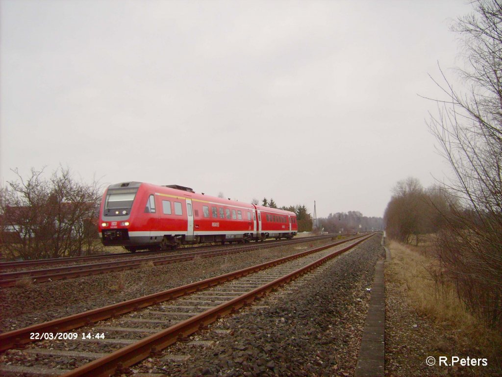 612 062 zieht bei Sch�nfeld den RE 3693 Gera – Regensburg und erreicht gleich Wiesau/Oberpfalz. 22.03.09
