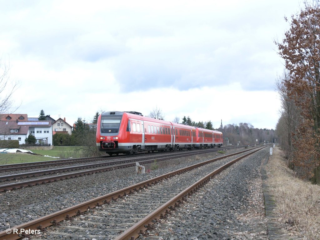 612 064+ 065 ziehen als RE 3693 Gera - Regensburg bei Sch�nfeld vorbei. 27.03.10